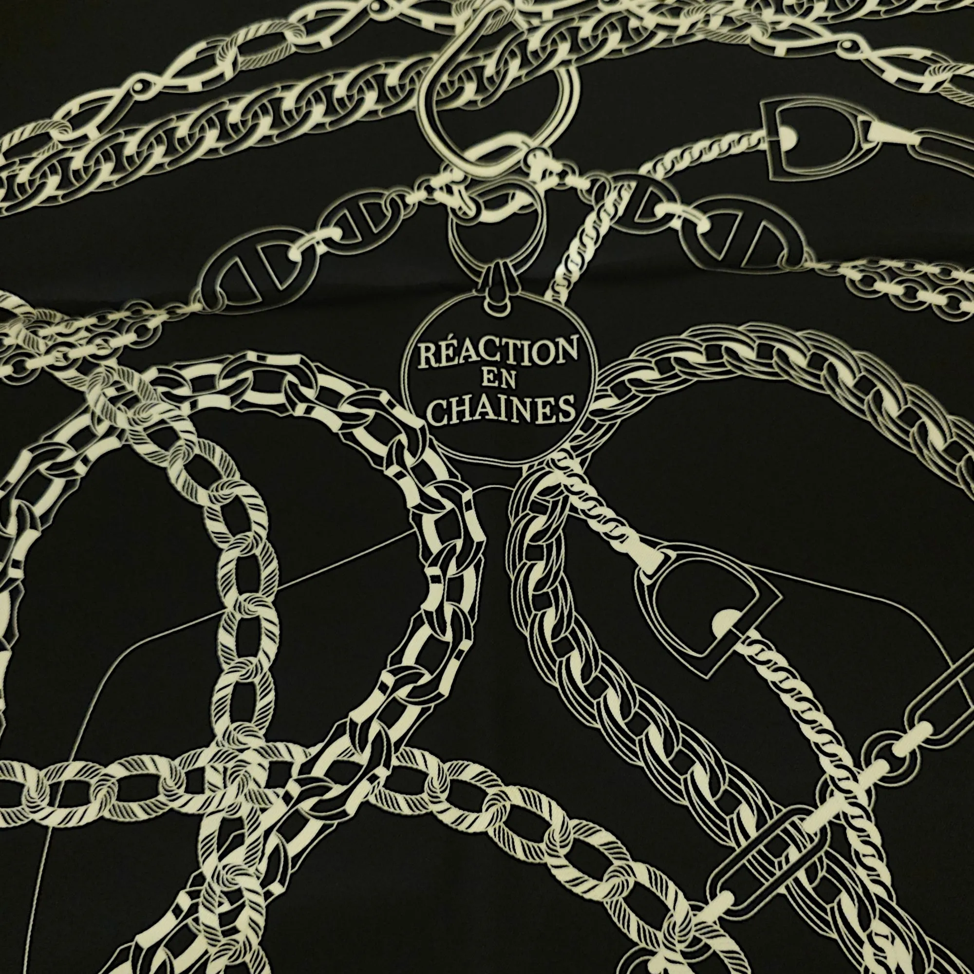 Reaction En Chaines 90 Black Scarf