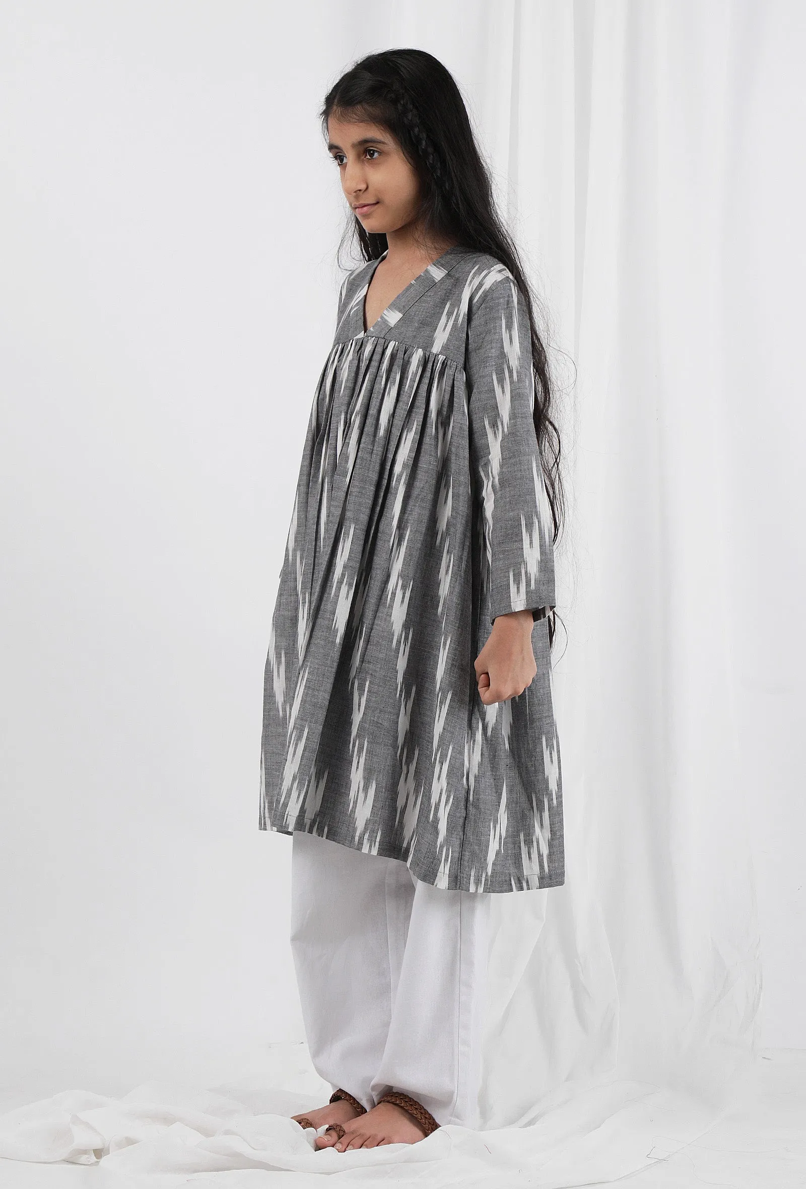 Set Of 2: Grey & White Ikat Cotton Kurta and Pants